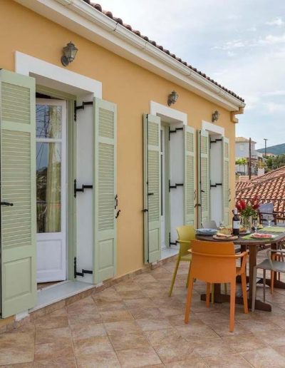 Yellow House, Βαθύ, Ιθάκης
