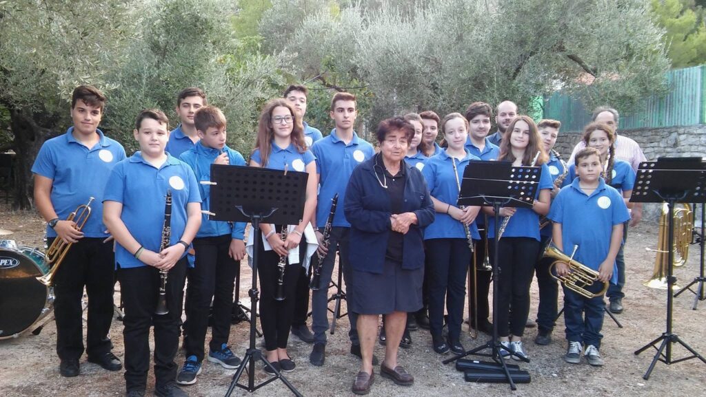 H φιλαρμονική Ιθάκης παίζει προς τιμήν της κας Μαρίας Δεληβοριά Παπαδοπούλου